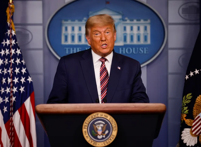 Predsednik Trump na večerni novinarski konferenci. FOTO: Carlos Barria/Reuters
