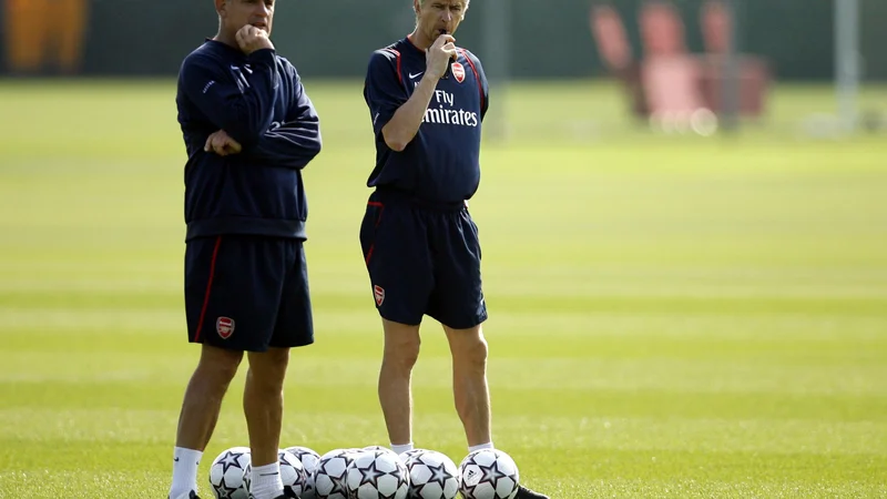 Fotografija: Boro Pirmorac (levo) in Arsene Wenger sta bila najtesnejša sodelavca polnih 23 let. Zdaj Francoz uživa v pokoju, Hrvat pa poskuša ustaviti krizo Hajduka. FOTO: Action Images/Reuters