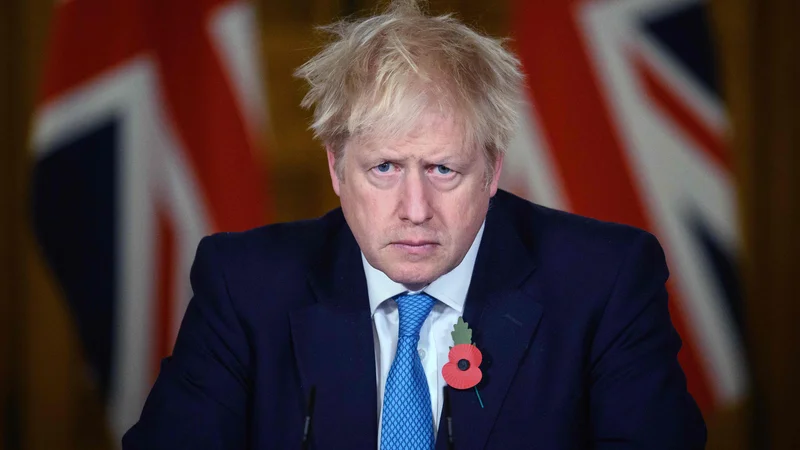 Fotografija: Britanski premier Boris Johnson je na virtualni tiskovni konferenci v Londonu včeraj podal izjavo o trenutni statistiki koronavirusa ter testiranju in ukrepih zaklepanja, ko so v Angliji uvedene nove omejitve, da bi omejili naraščajoče okužbe. Mestna središča na otoku so se včeraj ponovno postala mesta duhov. FOTO: Leon Neal/Afp