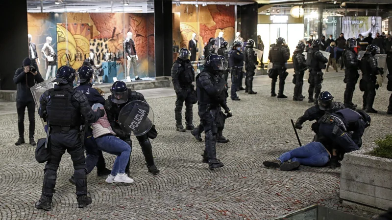 Fotografija: Protesti so se končali s spopadom med različnimi zamaskiranimi skupinami in policijo. FOTO: Blaž Samec/Delo