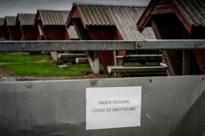 Napis »zaradi nevarnosti okužbe covid-19 vstop prepovedan« na farmi na severu polotoka Jutland na Danskem, kjer je zaradi izbruha virusa med minki neposredno ogroženih tudi 280.000 prebivalcev. FOTO: Mads Claus Rasmussen/AFP