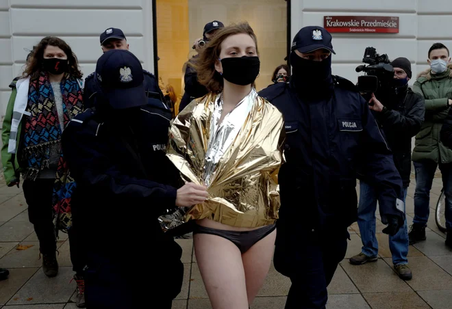 Poljakinje se upirajo odločitvi ustavnega sodišča.<br />
Foto: Kacper Pempel/Reuters