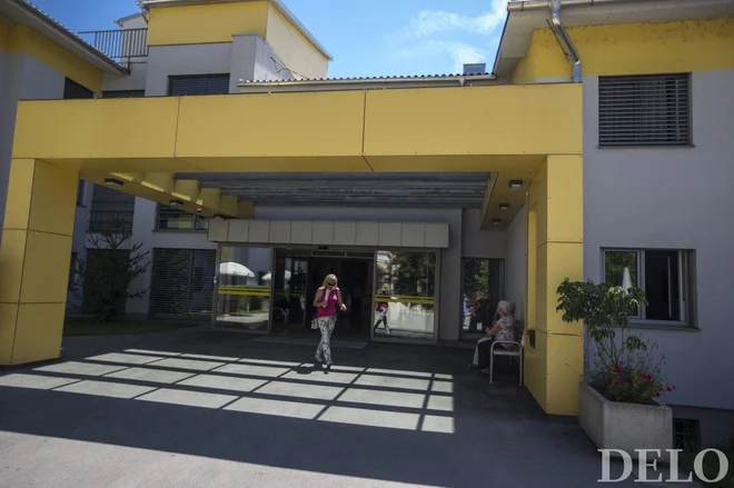 Kaže, da jim je okužbe v nekaterih gorenjskih domovih starejših uspelo zajeziti. Zmanjšuje se tudi število okuženih zaposlenih (fotografija Doma upokojencev Kranj je arhivska). FOTO: Voranc Vogel/Delo