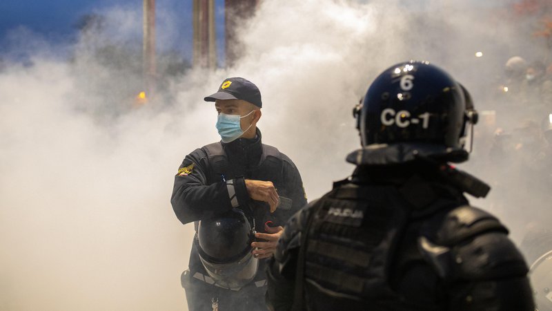 Fotografija: Četrtkovi protesti so se končali s spopadom različnih maskiranih skupin in policijo. FOTO: Voranc Vogel/Delo
