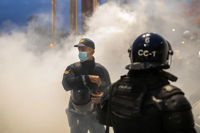 Četrtkovi protesti so se končali s spopadom različnih maskiranih skupin in policijo. FOTO: Voranc Vogel/Delo