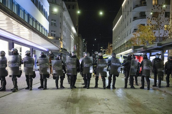 Protestniki so se razdelili v več skupin in se s policijo spopadali v posameznih ulicah. FOTO: Voranc Vogel/Delo