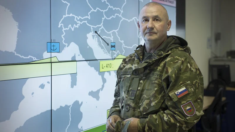 Fotografija: Brigadir Miha Škerbinc, poveljnik poveljstva sil Slovenske vojske, rad ponavlja, da Slovenija ni otok, vse, kar se v varnostnem smislu dogaja v Evropi, neposredno zadeva tudi Slovenijo. Foto Jure Eržen