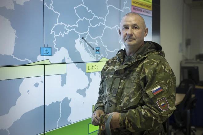 Brigadir Miha Škerbinc, poveljnik poveljstva sil Slovenske vojske, rad ponavlja, da Slovenija ni otok, vse, kar se v varnostnem smislu dogaja v Evropi, neposredno zadeva tudi Slovenijo. Foto Jure Eržen
