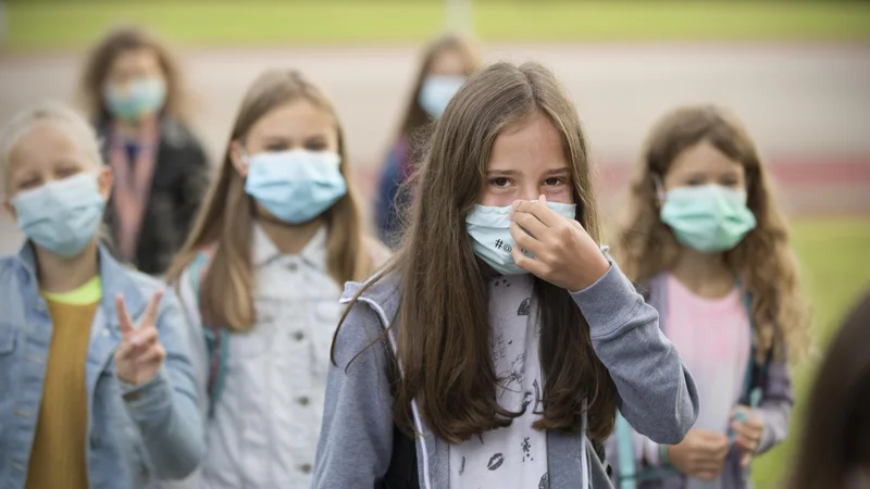 Fotografija: Verjamem v zaščitni pomen mask. Maske resda odvzamejo del izraznosti (in pogled na težko prigarano ortodontsko urejeno zobovje).  FOTO: Jure Eržen/Delo