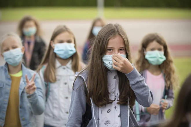 Verjamem v zaščitni pomen mask. Maske resda odvzamejo del izraznosti (in pogled na težko prigarano ortodontsko urejeno zobovje).&nbsp; FOTO: Jure Eržen/Delo