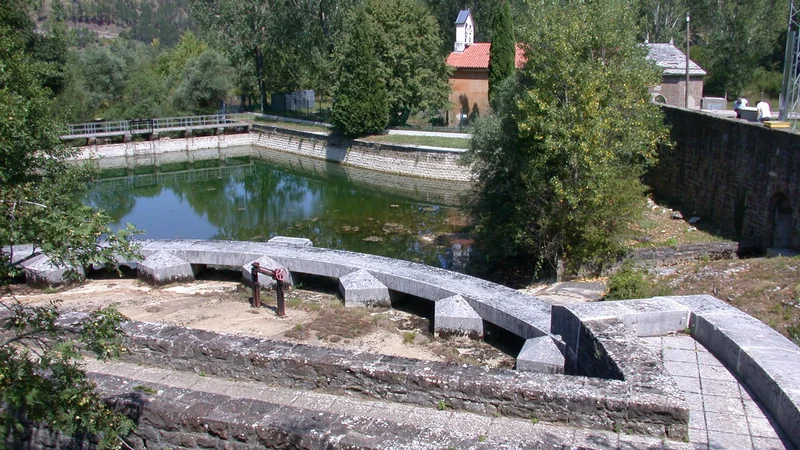 Fotografija: Oskrba prebivalstva s pitno vodo slovenske Istre in kraškega zaledja se zaradi pomembnosti, zahtevnosti in kompleksnosti uvršča med prioritetne naloge v programu izvajanja nacionalnih projektov državne infrastrukture. Foto Boris Šuligoj