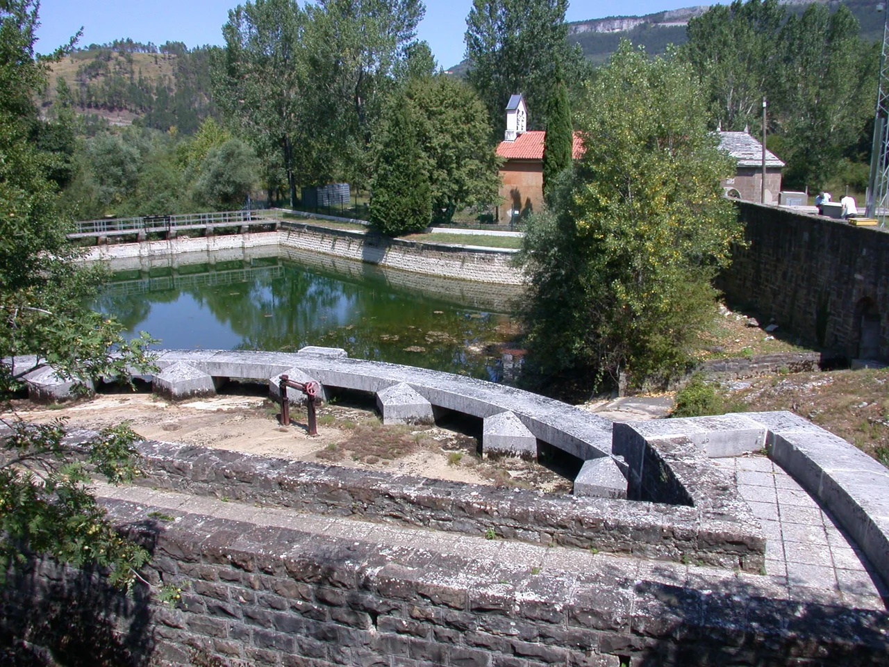 Fotografija: Oskrba prebivalstva s pitno vodo slovenske Istre in kraškega zaledja se zaradi pomembnosti, zahtevnosti in kompleksnosti uvršča med prioritetne naloge v programu izvajanja nacionalnih projektov državne infrastrukture. Foto Boris Šuligoj