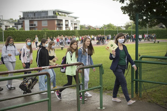 Ljudje smo socialna bitja, ustvarjena za stik, zato verjamem, da smo ga zmožni ustvariti vedno znova, kljub prepadom med nami. Ko bomo prenehali verjeti v stik, bo z našo družbo konec. FOTO: Jure Eržen/Delo