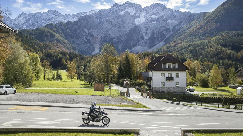 Fotografija: Jeseni je temperaturni razpon velik že v istem kraju – med jutranjo in opoldansko temperaturo ozračja je lahko razlika celo 15 stopinj. Zato je sestavljanje jesenske motoristične oprave izziv tudi za motoristične stare mačke. Foto Leon Vidic / Delo