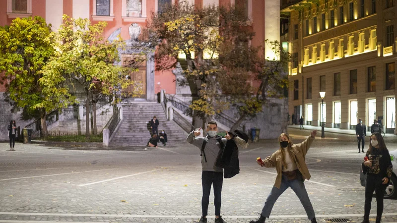 Fotografija: Starši imajo v teh razmerah res bistveno manj časa, zato pa ga imajo njihovi najstniki toliko več. FOTO: Matej Družnik/Delo