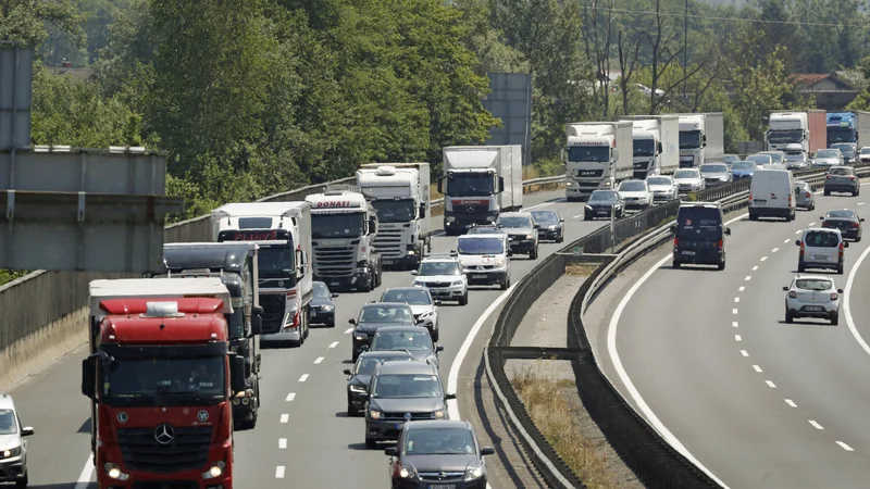 Fotografija: Podrobnosti niso znane, je pa bila pobuda za prepoved prehitevanja tovornjakov dana že v preteklosti.
FOTO: Leon Vidic/Delo