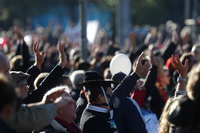 Na enem od shodov, ki so uperjeni proti ukrepom, se je danes v zgodovinskem središču Leipziga zbralo okoli 20.000 ljudi, med katerimi so le redki nosili zaščitne maske ali ohranjali priporočeno razdaljo. FOTO: Kai Pfaffenbach/Reuters