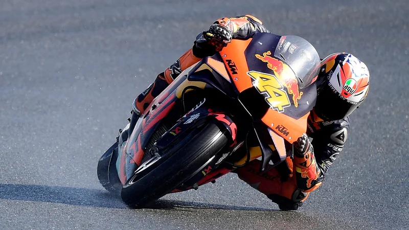 Fotografija: Pol Espargaro je bil najhitrejši na vlažni stezi v Valencii. FOTO: Jose Jordan/AFP