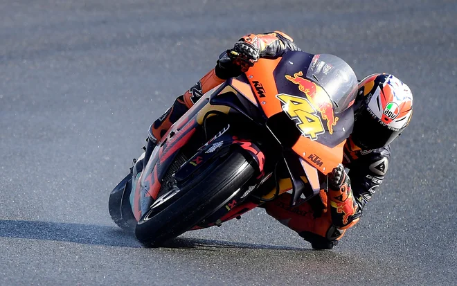 Pol Espargaro je bil najhitrejši na vlažni stezi v Valencii. FOTO: Jose Jordan/AFP