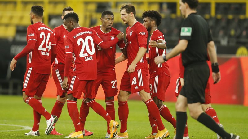 Fotografija: Nogometaši Bayerna so se veselili zmage v Dortmundu. FOTO: Leon Kuegeler/Reuters