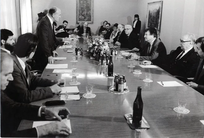 Začetki slovenske zunanjepolitične dejavnosti: britanske parlamentarce je sredi leta 1990 sprejel predsednik slovenske skupščine France Bučar.<br />
Foto Igor Mali