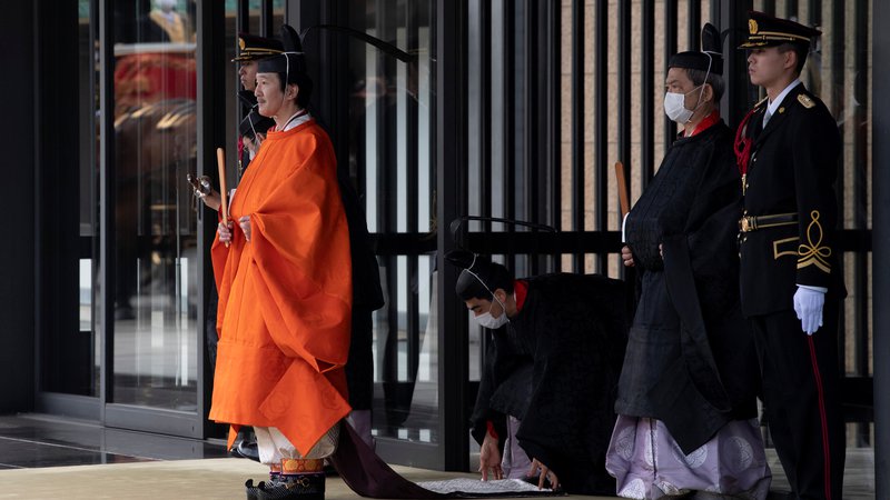 Fotografija: »Resno jemljem odgovornost kronskega princa in izpolnjeval bom svoje obveznosti,« je ob prevzemu naslova dejal Fumihito, ki nosi tudi naziv princ Akishino. FOTO: Carl Court via Reuters