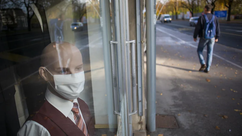 Fotografija: Poglejmo si naš razdvojeni odnos glede predpisov in pravil na primeru sprejemanja ukrepov v epidemiji covid-19. FOTO: Jože Suhadolnik/Delo