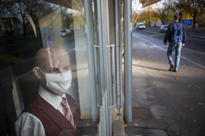 Poglejmo si naš razdvojeni odnos glede predpisov in pravil na primeru sprejemanja ukrepov v epidemiji covid-19. FOTO: Jože Suhadolnik/Delo