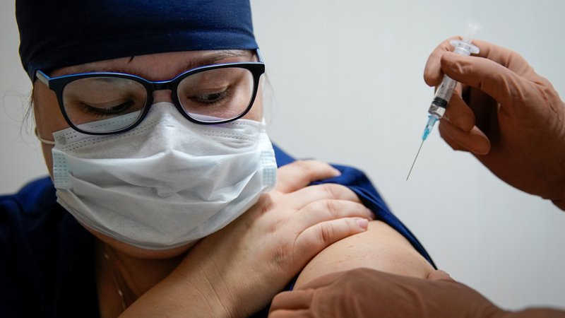 Fotografija: Zadostnih in točnih informacij o cepivih proti novemu koronavirusu, ki jih razvijajo po svetu, občutno primanjkuje. Foto: Tatyana Makeyeva/Reuters