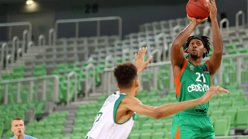 Fotografija: Olimpijin krilni center Jarrod Jones (desno) dobro pozna Bursaspor, saj je v prejšnji sezoni igral v Turčiji pri Darušafaki. FOTO: Cedevita Olimpija