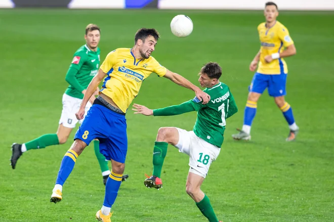 Koprčani so bili v derbiju bolj odločni, na fotografiji dvoboj Ivana Borne Jelića Balte z ljubljanskim adutom Andresem Vombergarjem.<br />
FOTO: Voranc Vogel/Delo