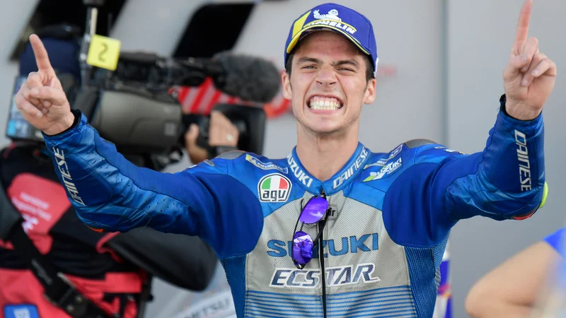 Fotografija: Joan Mir ni skrival navdušenja po krstni zmagi v razredu motoGP. FOTO: Jose Jordan/AFP