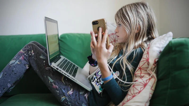 Fotografija: Imamo območja, kjer ni niti mobilnega signala, kar pomeni, da so popolnoma odrezana od digitalnega sveta. Kako bodo ti otroci dostopali do pouka na daljavo na enak način kot njihovi vrstniki? Ne bodo. FOTO: Uroš Hočevar/Delo