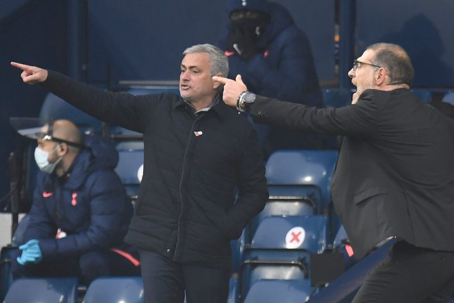 Med dvobojem Tottenhama in West Bromwicha sta imela zanimivo razpravo trenerja Jose Mourinho in Slaven Bilić. FOTO: Peter Powell/AFP
