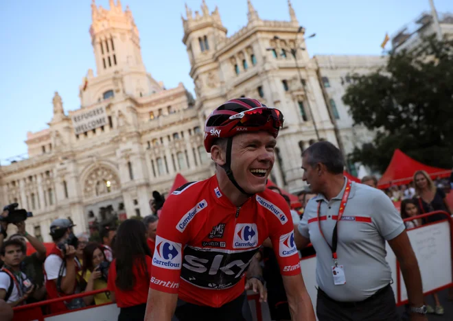 Chris Froome je leta 2017 v rdeči majici prikolesaril v Madrid. Kasneje se je izkazalo, da to ni bila njegova prva, temveč druga zmaga na Vuelti. FOTO: Susana Vera/Reuters