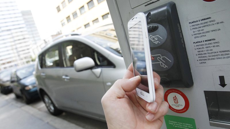 Fotografija: Z mobilnim telefonom je parkirnino mogoče plačati kar iz avtomobila, dostop do parkomata ni več nujen. FOTO: Leon Vidic/Delo