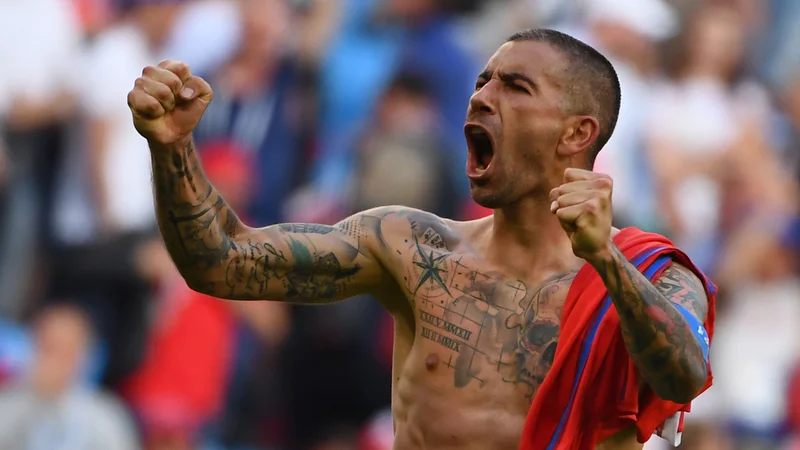 Fotografija: Srbski veteran Aleksandar Kolarov se ni oziral na navodila italijanskih oblasti in je že v nedeljo dopotoval v Beogradu FOTO: Manan Vatsyayana/AFP