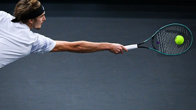 Fotografija: Portret Nemca Alexandra Zvereva med dvobojem četrtfinala teniškega turnirja ATP World Tour Masters 1000 v Parizu, na katerem se je pomeril s Švicarjem Stanislasom Wawrinko. Zverev se je z rezultatom 6:3 in 7:6 uvrstil v polfinale. FOTO: Franck Fife/Afp