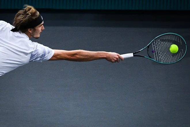 Portret Nemca Alexandra Zvereva med dvobojem četrtfinala teniškega turnirja ATP World Tour Masters 1000 v Parizu, na katerem se je pomeril s Švicarjem Stanislasom Wawrinko. Zverev se je z rezultatom 6:3 in 7:6 uvrstil v polfinale. FOTO: Franck Fife/Afp