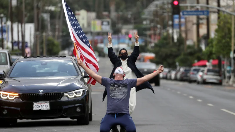 Fotografija: Namesto da Američani dvomijo v demokratični proces v ZDA, bi bilo bolje, da bi mu zaupali in razumeli, da uradni rezultati potrebujejo čas in preverjanje. FOTO: David Swanson/Reuters