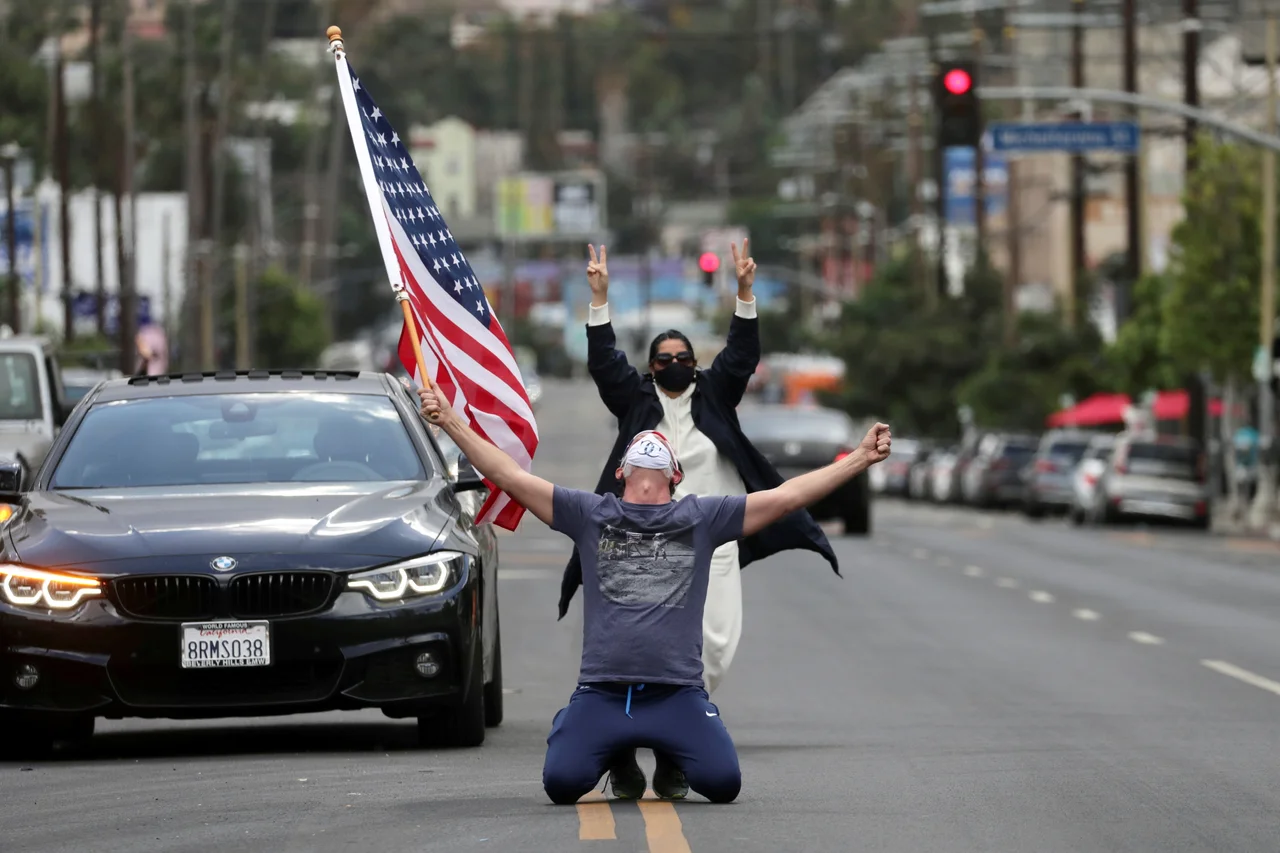 Fotografija: Namesto da Američani dvomijo v demokratični proces v ZDA, bi bilo bolje, da bi mu zaupali in razumeli, da uradni rezultati potrebujejo čas in preverjanje. FOTO: David Swanson/Reuters