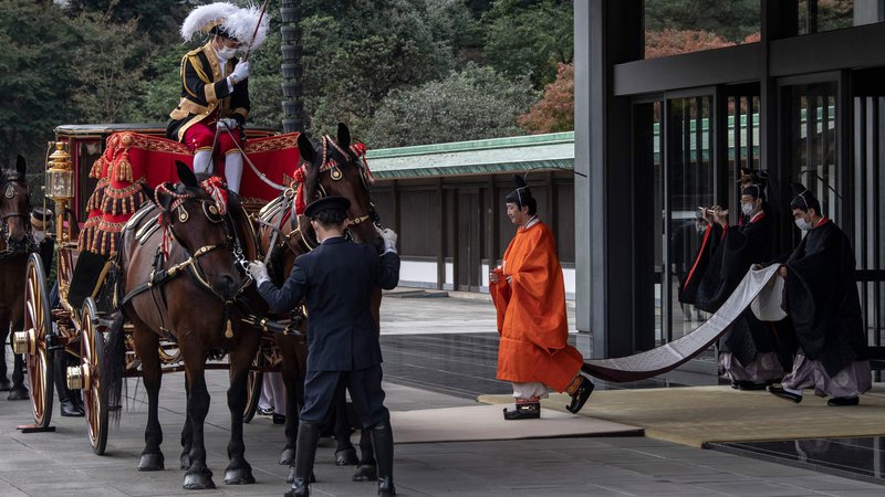 Fotografija: Cesar Naruhito je za prestolonaslednika uradno razglasil mlajšega brata Fumihita, princa Akišina (na fotografiji v oranžnem ogrinjalu). FOTO: Carl Court/AFP