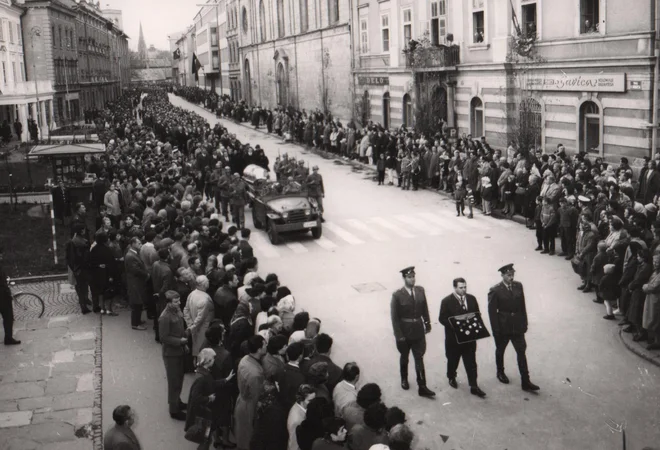 Pogreb Ivana Kovačiča Efenke 16. novembra 1963, ko je bil pogrebni sprevod na Prešernovi ulici (takrat Trg V. kongresa). FOTO: MNZC