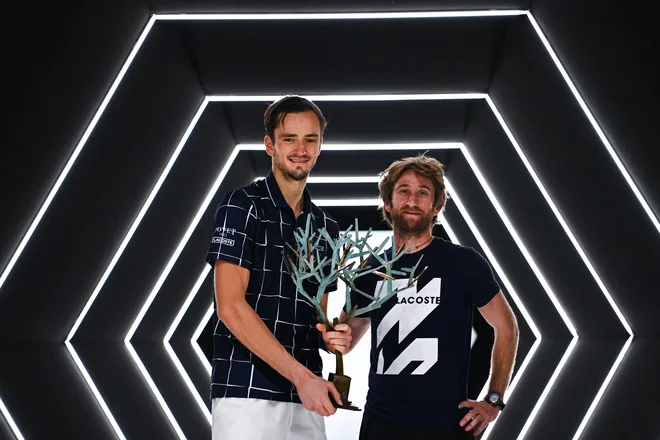Danil Medvedjev (levo) je v pariškem finalu strl odpor Alexandra Zvereva. FOTO: Anne-Christine Poujoulat/AFP