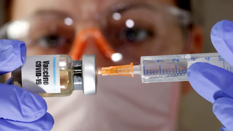 Fotografija: Cepivo proti covidu-19, ki ga razvijata Pfizer in BioNTech je v tretji fazi kliničnih testiranj. FOTO: Dado Ruvic/Reuters