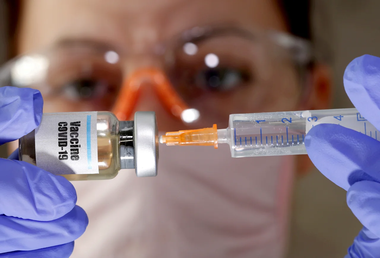 Fotografija: Cepivo proti covidu-19, ki ga razvijata Pfizer in BioNTech je v tretji fazi kliničnih testiranj. FOTO: Dado Ruvic/Reuters