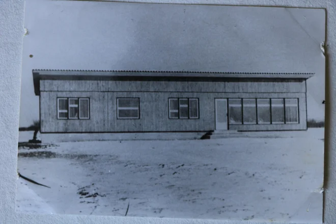 Prvi romski vrtec na Pušči, zgrajen leta 1962, je bil malo večja lesena baraka. FOTO: osebni arhiv