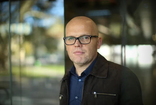 Prihodnje leto bo tudi to, da si film ogledamo v kinu ter ga podpremo z nakupom vstopnice, močna gesta solidarnosti, pravi Simon Popek. FOTO: Jure Eržen/Delo