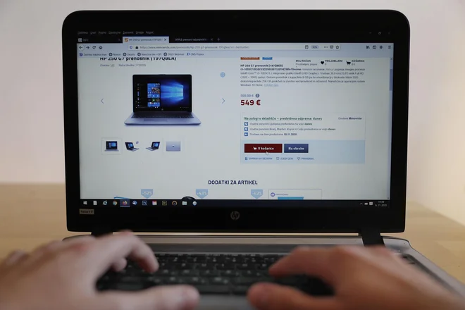 Kupci pri tehnično zahtevnejših izdelkih potrebujejo nasvet oziroma pomoč. Na voljo jim je v obliki spletnega videosvetovanja. FOTO: Leon Vidic/Delo