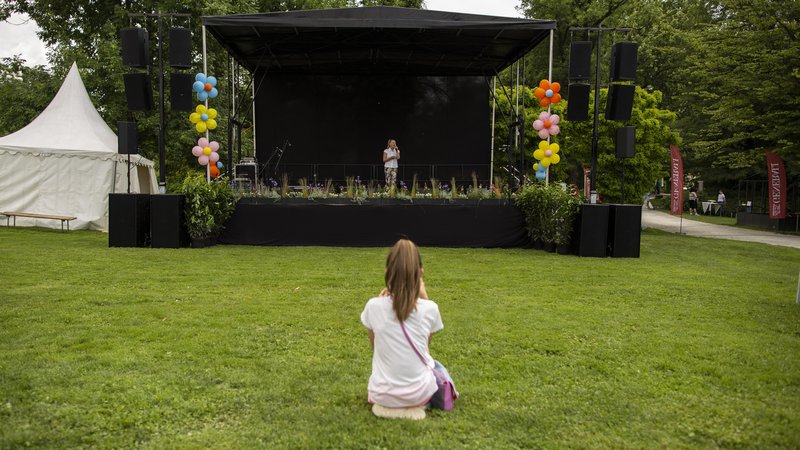 Fotografija: Nujni bodo ukrepi za oživitev koncertne dejavnosti. Nuša Derenda na odru v Arboretumu. FOTO: Voranc Vogel/Delo